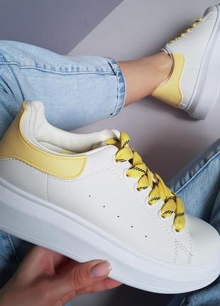 Кросівки жіночі білі з жовтою шнурівкою