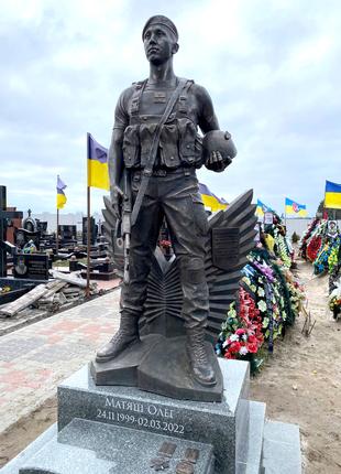 Индивидуальные памятники для военных солдат: студия ОМИ на службе