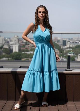 Голубое платье с v-образными вырезами