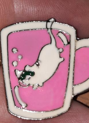 Брошь брошка пин значок белый кот кошка в чашке розовая