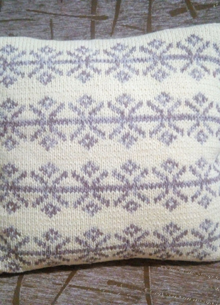 Подушка декоративна з в'язаним чохлом