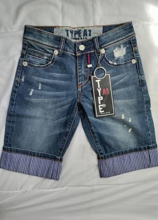 Итальянские джинсовые шорты с потёртостями и подворотом на мал...