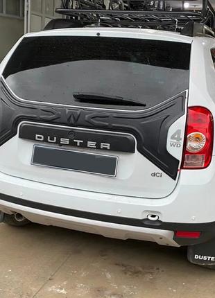 Пластиковая накладка на крышку багажника для Dacia Duster 2008...