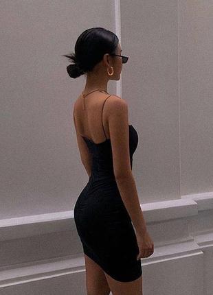 Трендовое черное платье мини с разрезом