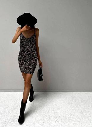 Женское летнее платье прямого кроя в леопардовый принт