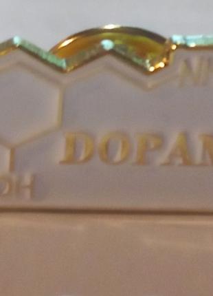 Брошка значок пин золотистый металл формула белая эмаль dopamine