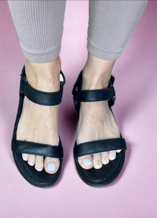 Стильні шкіряні сандалі босоніжки на липучках
