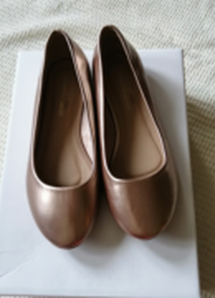 Туфли  лаковые балетки 38 г. цвет пудры с золотистым отливом