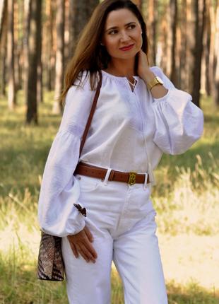 Женская вышиванка с объемной вышивкой белым по белому