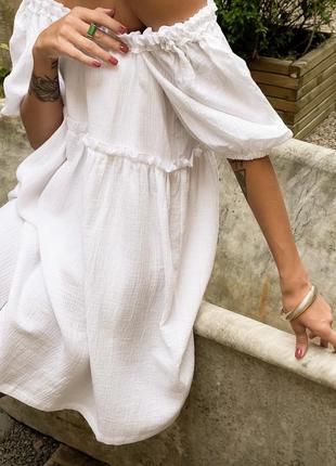 Белое платье из муслина (хлопка) свободного кроя