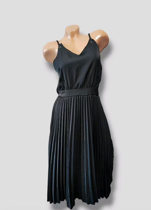 Чорна сукня міді плісе на бретельках плісероване плаття