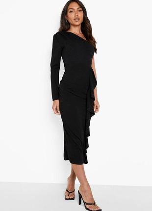 Сукня чорного кольору з одним довгим рукавом
