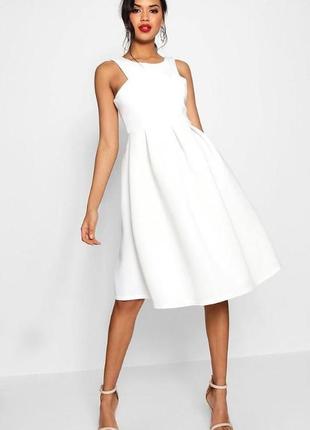 Біле плаття-міді з оборками на талії