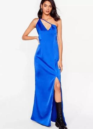 Атласна сукня максі на одне плече синього кольору