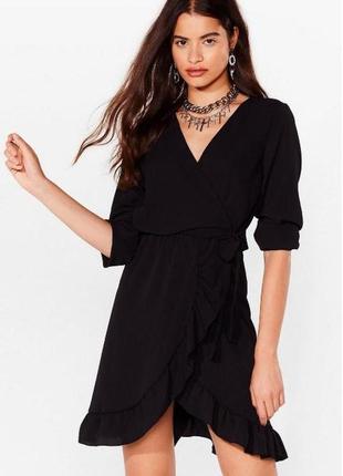 Чорна міні-сукня з рукавом та поясом