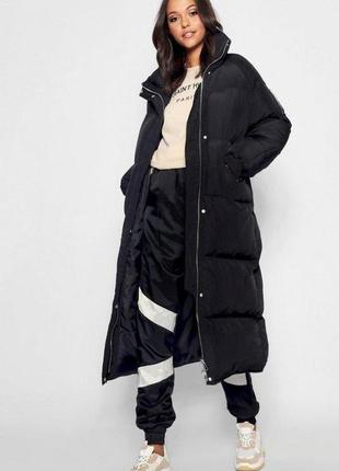 Чорне довге стьобане жіноче пальто