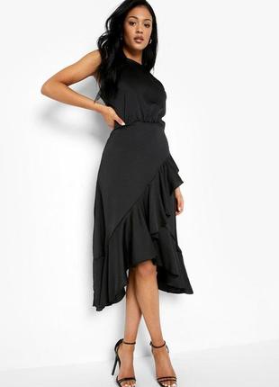 Чорна атласна сукня міді з оборками
