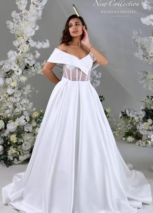 Свадебное платье из атласа