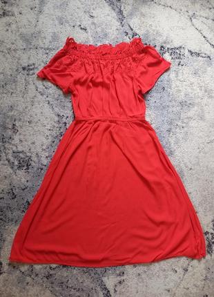 Летнее красное платье миди голые плечи h&m, 12 размера.