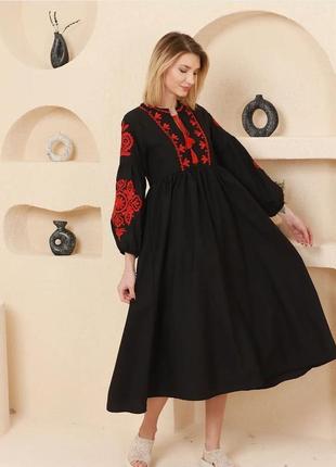 Крута вишита чорна сукня з червоним орнаментом