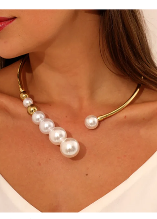 Модное золотистое ожерелье с крупными белыми бусинами