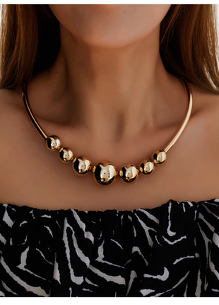 Модное золотистое ожерелье с крупными бусинами