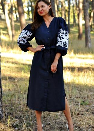 Платье-халат из натурального льна с контрастной вышивкой