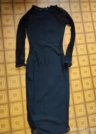 Черное платье по фигуре с вмсталками сетки