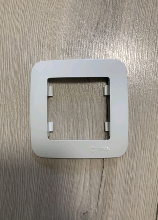 Біла одномісна рамка для розеток і вимикачів Makel