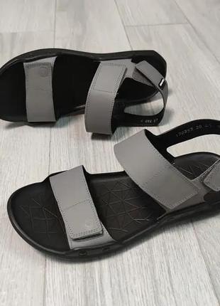 Легкие мужские сандалии серого цвета