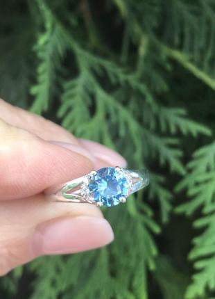 Кольцо серебряное с натуральным кварцем London blue и цирконие...