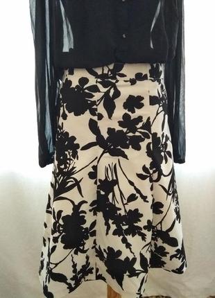 Изумительная белая юбка-миди с чёрными матовыми цветами от h&m