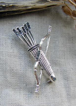 Незвичайна срібляста брошка у формі лука та стріл — прикраса д...