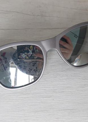 Солнцезащитные очки с зеркальными стеклами