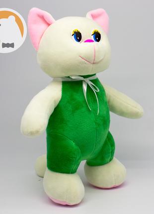 Кошечка игривая в зеленом комбинезоне мягкая игрушка