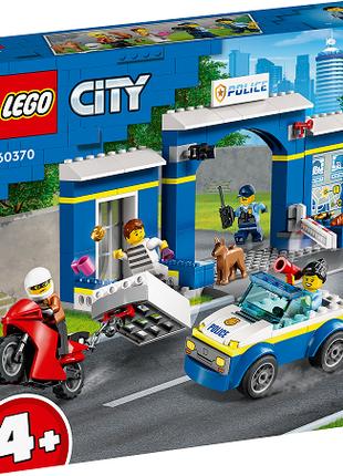 Конструктор LEGO City Погоня в поліцейській дільниці (60370)