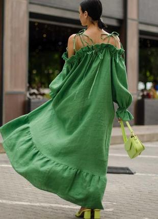 Зеленое платье оверсайз с отрытыми плечами и объемными рукавам...