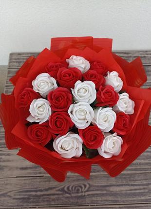 Букет красно-белый под заказ (от 15 до 101 или 201 мыльной розы)
