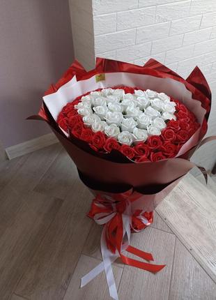 Букет 101 красная мыльная роза в кальке "Станция Любовь"