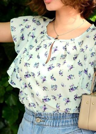 Легкая летняя блузка с цветами рюшами