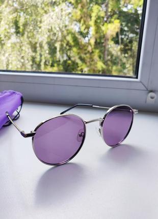 Яркие солнцезащитные очки с фиолетовой линзой
