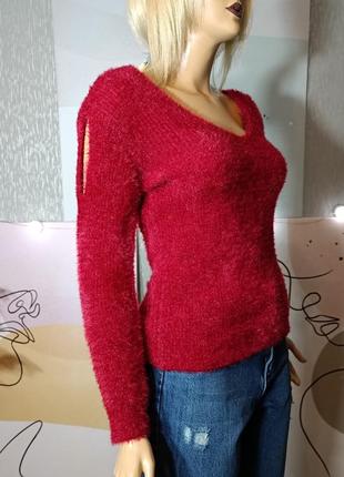 Пушистый свитер вишневого цвета с разрезами на рукавах