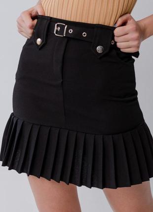 Чёрная юбка с поясом и плиссированной окантовкой