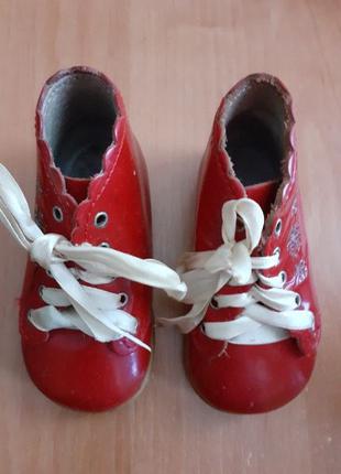 Ботинки красные для начинающего ходить ребенка