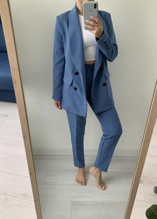 Женский голубой костюм пиджак и брюки размер s