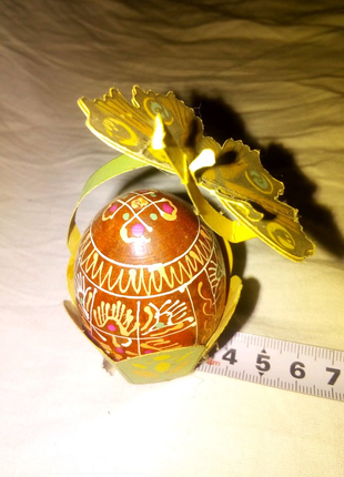 Деревяное яйцо под картонной бабочкой сувенир Пасхальный недорого