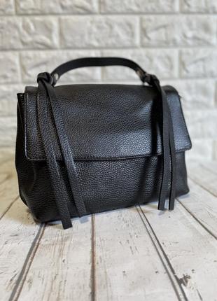 Итальянская кожаная сумка среднего размера черная