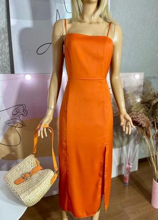 Оранжевое платье миди с разрезом