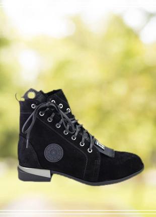Ботинки женские замшевые чёрные  со шнуровкой и боковым замком...