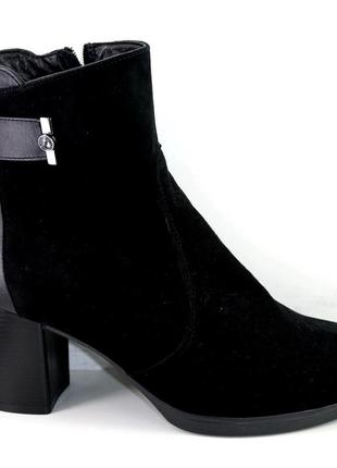 Демисезонные женские классические чёрные замшевые ботинки на к...